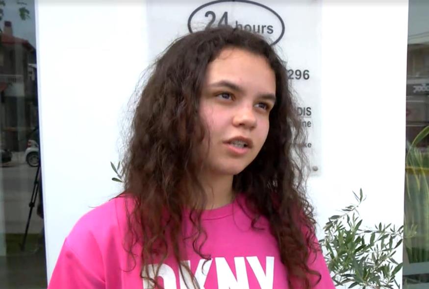Η 16χρονη Μαρία δείχνει πώς έσωσε από πνιγμό το 10χρονο αγόρι στην Χαλκιδική /ΕΡΤ