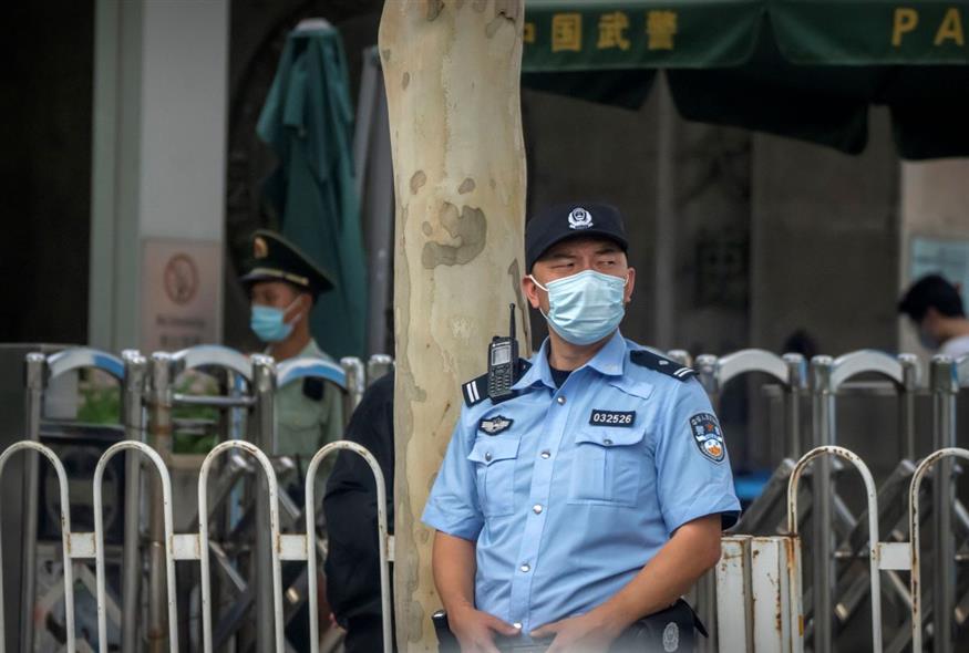 Αστυνομικός στην Κίνα (AP Photo/Mark Schiefelbein)