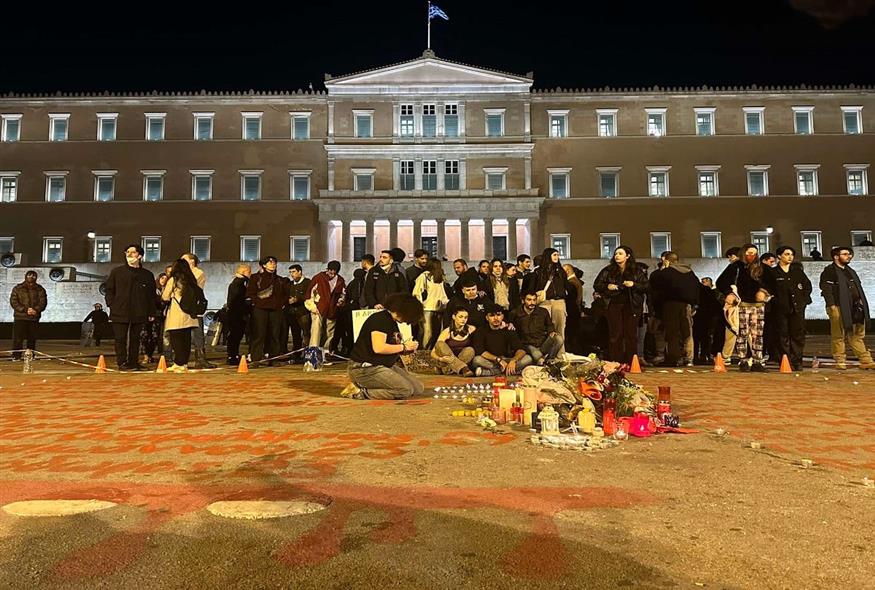 Νέοι ανάβουν τα κεριά για τα θύματα των Τεμπών (ethnos.gr/Μάγδα Μπακούση)