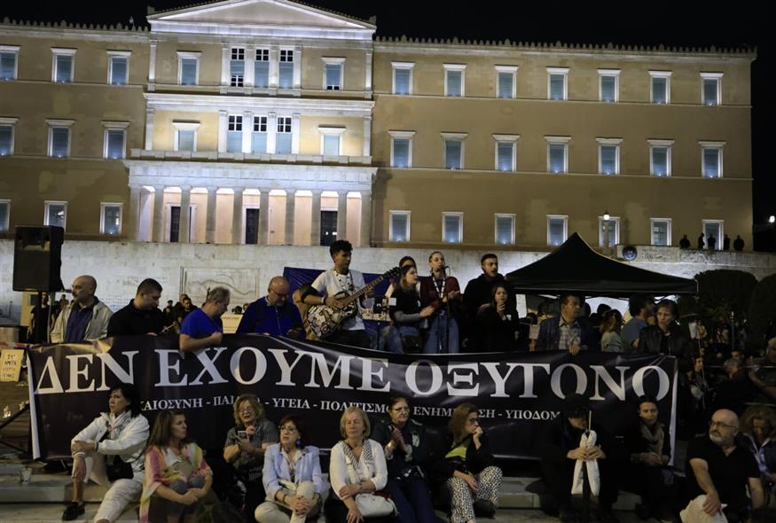 Συγκέντρωση στο Σύνταγμα για τα Τέμπη (ΓΙΩΡΓΟΣ ΚΟΝΤΑΡΙΝΗΣ/EUROKINISSI)