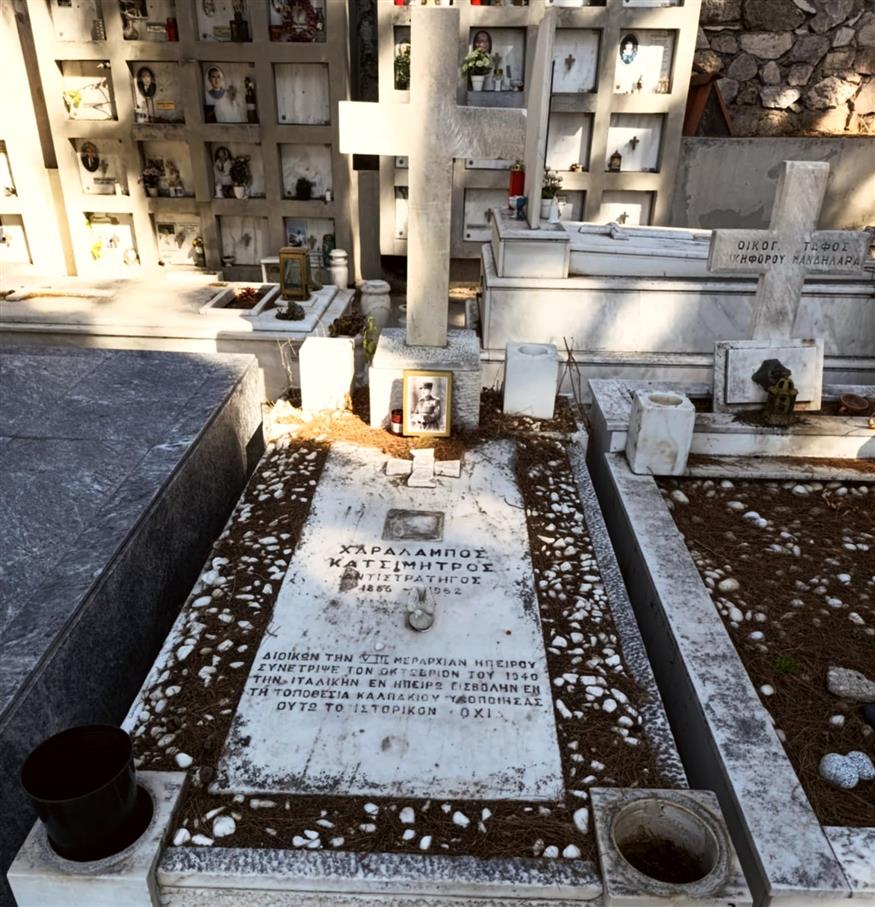 Το ταφικό μνημείο του στρατηγού Κατσιμήτρου στο Α Κοιμητήριο της Αθήνας.