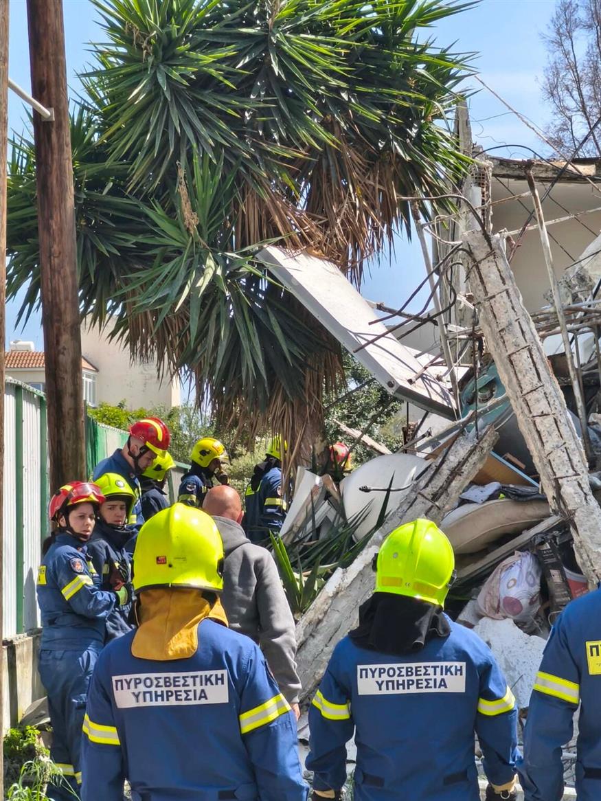 Κατάρρευση πολυκατοικίας στην Κύπρο Κατάρρευση πολυκατοικίας στην Κύπρο