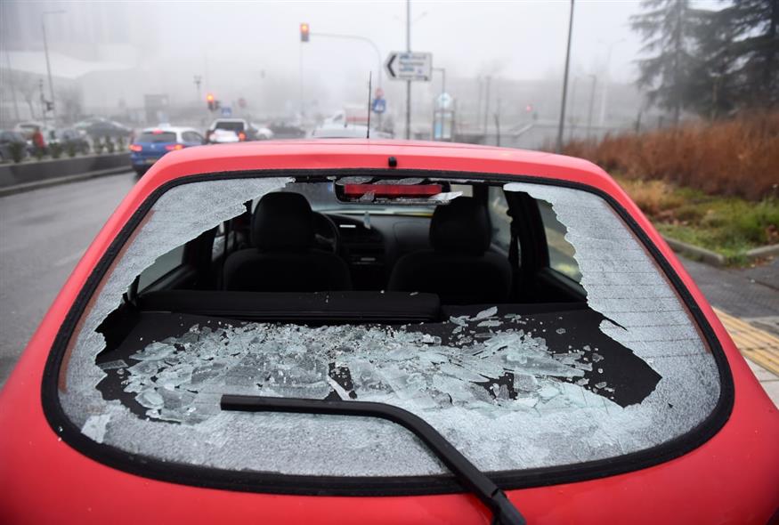 Καταστροφές σε αυτοκίνητα έξω από το ΑΠΘ (INTIME NEWS/ΠΑΠΑΝΙΚΟΣ ΓΙΑΝΝΗΣ)