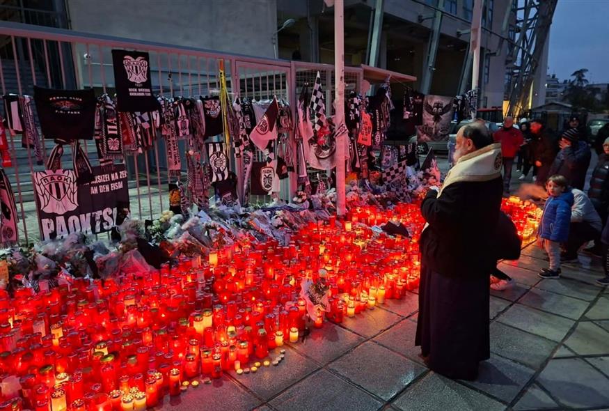 Βαρύ πένθος για την οικογένεια του ΠΑΟΚ - Λουλούδια και κεριά στην Τούμπα (Ethnos.gr)