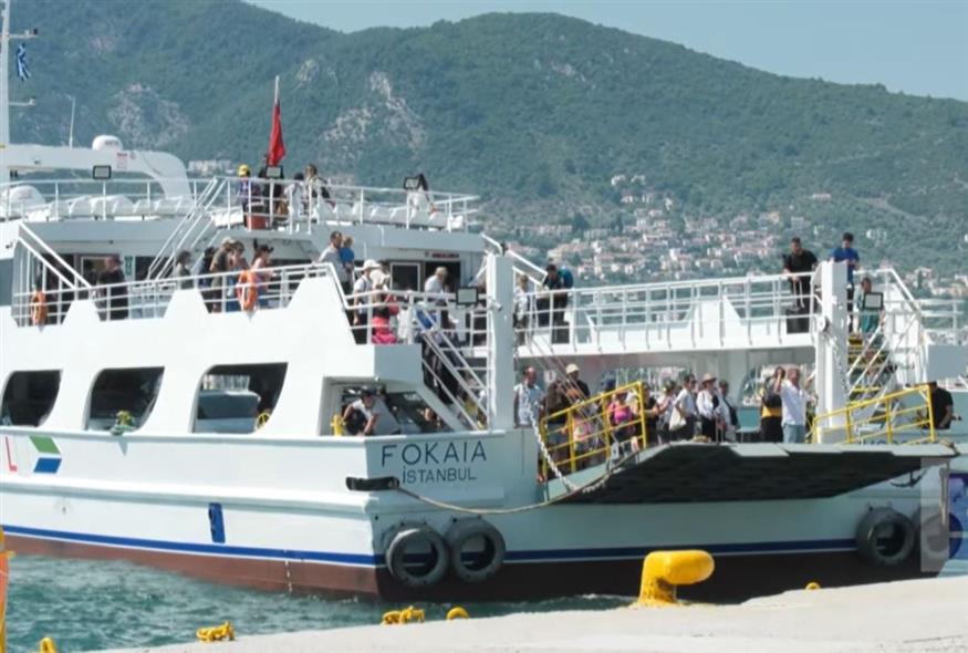 Τούρκοι τουρίστες φτάνουν από το Αϊβαλί στο λιμάνι της Λέσβου (Video Capture)