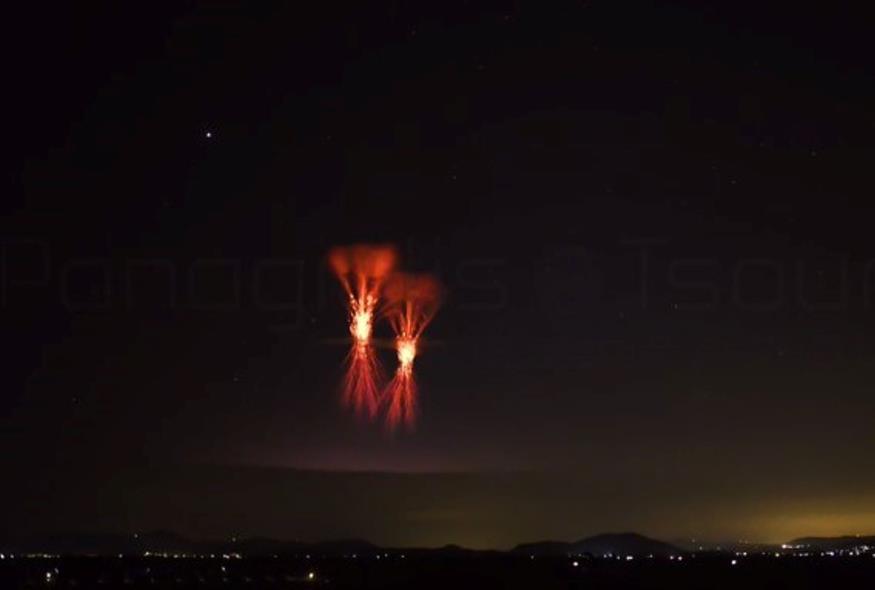 Συγκλονιστική εικόνα του κεραυνού red sprite πάνω από την Ικαρία (twitter/meteogr)