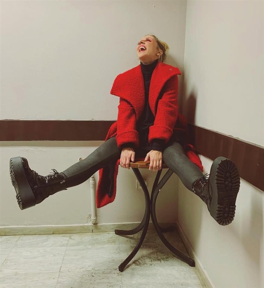 «Με κάνει να γελάω η ίδια η ζωή και οι απρόβλεπτες στιγμές της. Οι άνθρωποι έχουν την ικανότητα να βρίσκουν το αστείο ακόμα και μέσα στο δράμα, όπως, ας πούμε, στις κηδείες» λέει η Ματίνα Νικολάου (Copyright: Instagram)