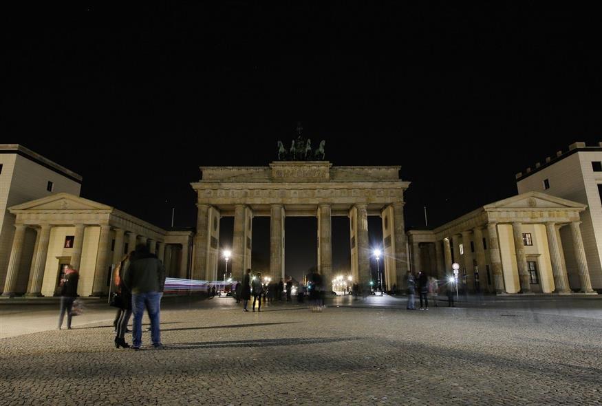 Σταματάει ο φωτισμός της Πύλης του Βραδεμβούργου στο Βερολίνο (φωτογραφία αρχείου / Associated Press)
