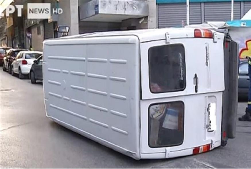 Σύγκρουση ΙΧ αυτοκινήτου με φορτηγάκι στην Πατησίων (EΡΤ)