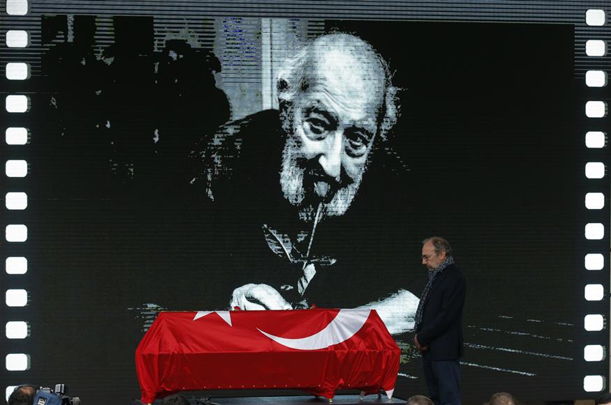 Τελευταίο αντίο στον φωτογράφο Ara Guler, γνωστό ως "το μάτι της Κωνσταντινούπολης"  (AP Photo/Lefteris Pitarakis)