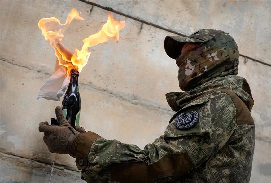 Ουκρανός εκπαιδεύεται στην παρασκευή και ρίψη βομβών μολότοφ για να αντιμετωπίσει τη ρωσική εισβολή (Associated Press)