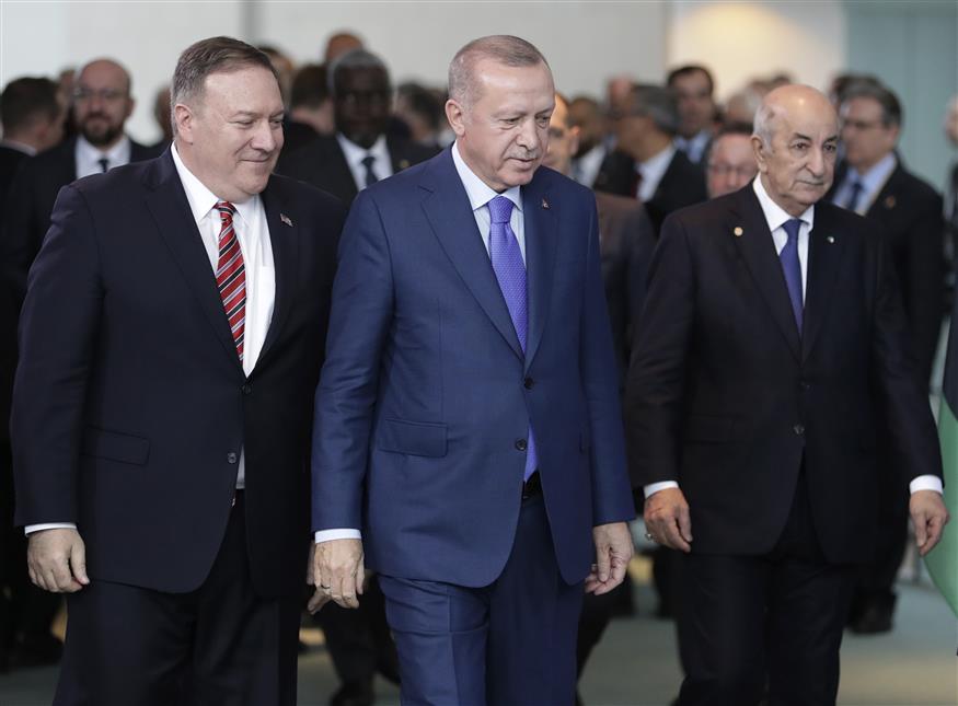 Ο Αμερικανός ΥΠΕΞ Μάικ Πομπέο με τον Τούρκο πρόεδρο Ερντογάν και τον πρόεδρο της Αλγερίας (AP Photo/Michael Sohn)