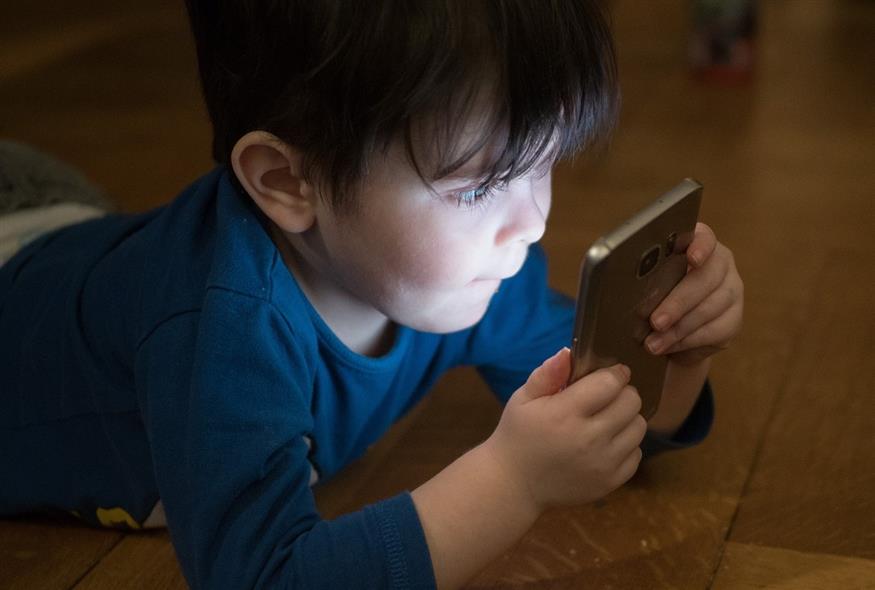 Παιδί παίζει με το κινητό (Pixabay)