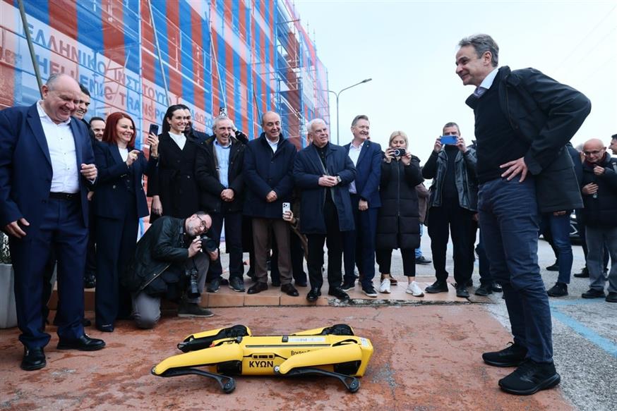 Ο σκύλος ρομπότ που υποδέχθηκε τον πρωθυπουργό