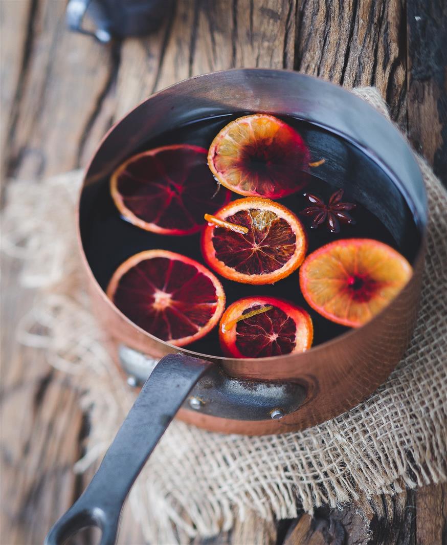Με το που ζεσταίνονται τα πορτοκάλια και τα μπαχαρικά το σπίτι γεμίζει μυρωδιές / φωτογραφία: Hannah Pemberton (Unsplash)