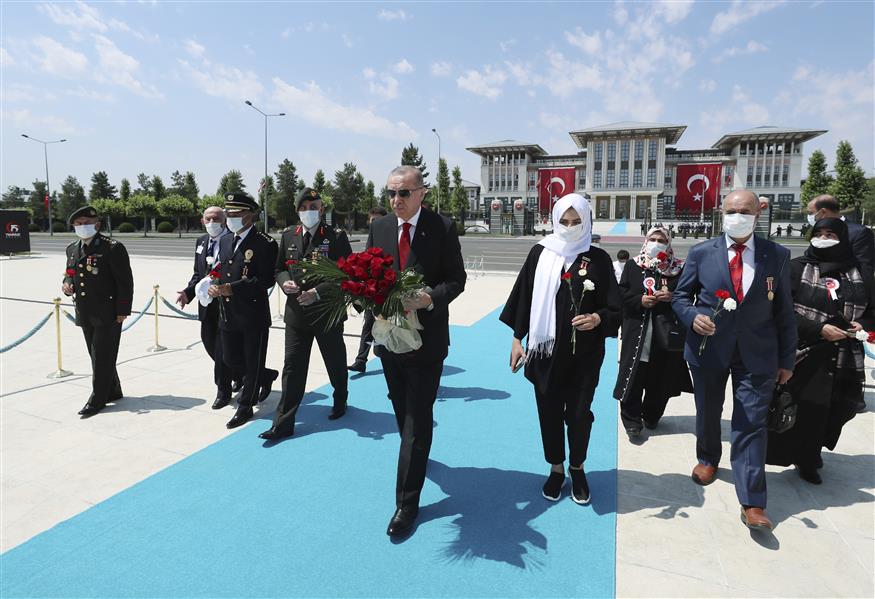 Ο Ρετζέπ Ταγίπ Ερντογάν τιμάει τη μνήμη των θυμάτων του πραξικοπήματος (Turkish Presidency via AP, Pool)