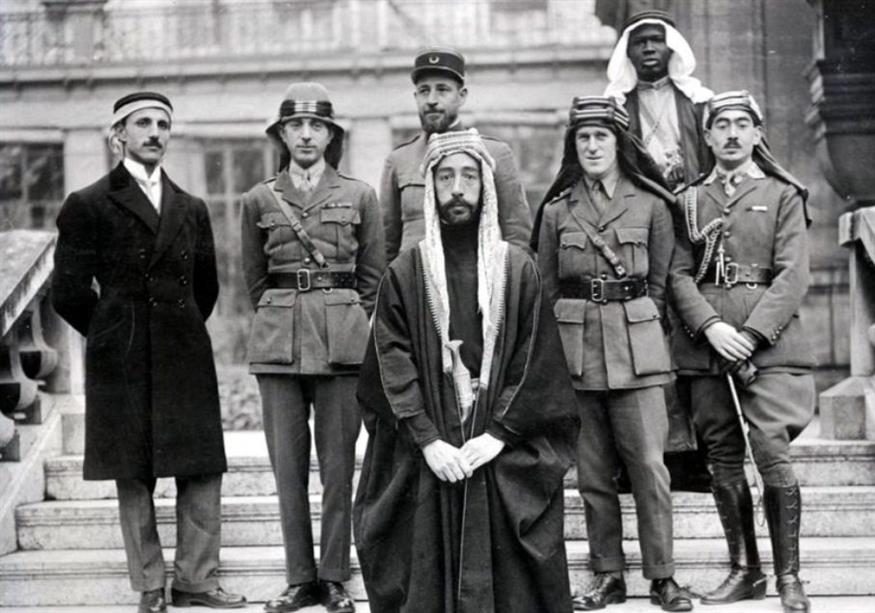 Αντιπροσωπεία Αράβων στις Βερσαλλίες, κατά τη Διάσκεψη Ειρήνης του Παρισιού το 1919. Σε πρώτο πλάνο ο Φειζάλ και πίσω δεξιά του ο Λόρενς