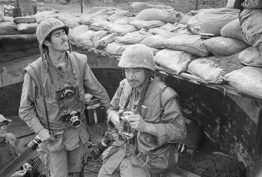 Ο Έντι Άνταμς δεξιά με συνάδελφό του στο Βιετνάμ. /copyright Ap Photos