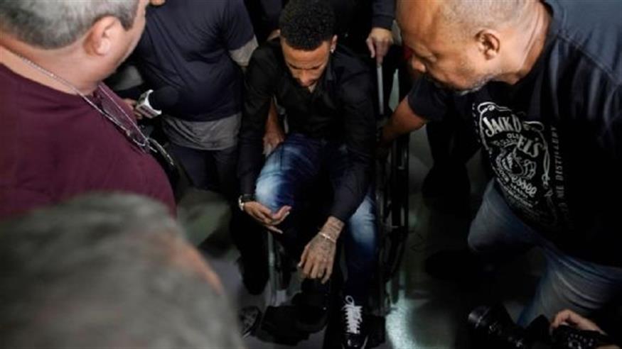 Σε αναπηρικό καροτσάκι χρειάστηκε να καθίσει ο τραυματίας Νεϊμάρ (AP Photo/Leo Correa)
