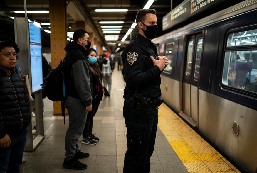 Αστυνομικός στο μετρό της Νέας Υόρκης (AP Photo/John Minchillo)