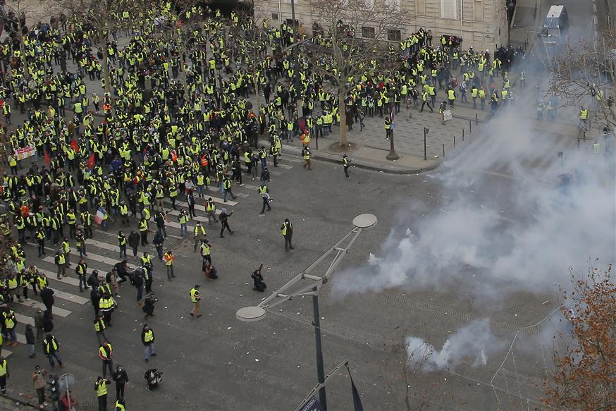 Δακρυγόνα κατά των «κίτρινων γιλέκων»  (AP Photo/Michel Euler)