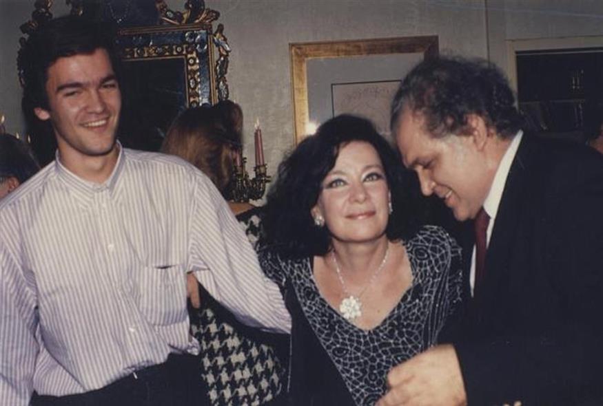 Ευτυχισμένες οικογενειακές στιγμές. Η Τζένη Καρέζη μαζί με τον Κώστα Καζάκο και τον γιο τους, Κωνσταντικό, στο σπίτι της Βουγιουκλάκη στη Στησιχόρου, τον Νοέμβριο του 1989 (Copyright: Instagram)