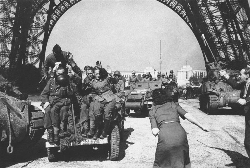 Οι Σύμμαχοι μπαίνουν στο Παρίσι υπό τη σκέπη του Πύργου του Άιφελ. Σε πρώτο πλάνο ναζί αιχμάλωτοι. /copyright Ap Photos