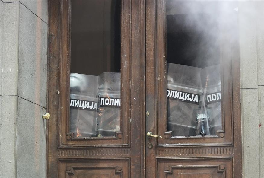 Επεισόδια και χημικά έξω από το δημαρχείο του Βελιγραδίου (Associated Press)