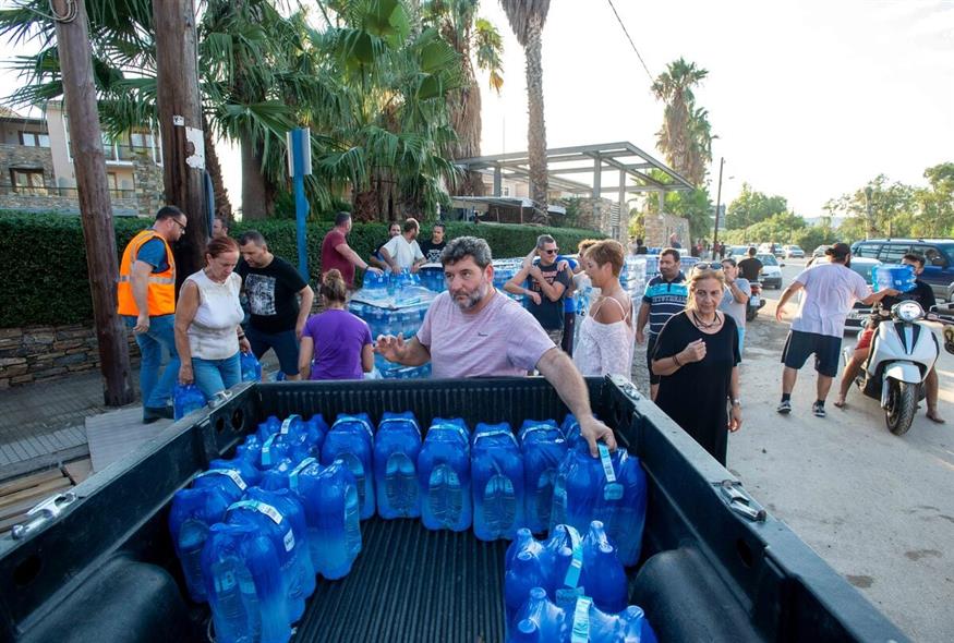Εθελοντές μοιράζουν νερό στον Βόλο (ΒΑΣΙΛΗΣ ΟΙΚΟΝΟΜΟΥ /EUROKINISSI