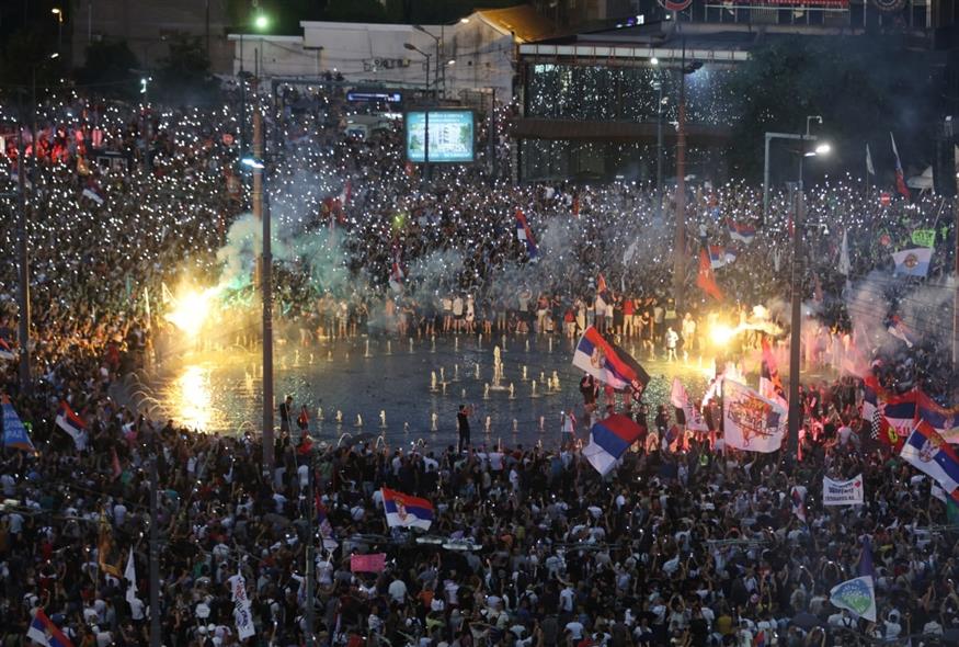 Σερβία: Χιλιάδες φοιτητές και διαδηλωτές στους δρόμους του Βελιγραδίου (AP)