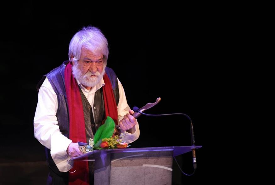 Ο Σπύρος Σταυρινίδης στην απονομή του Μεγάλου Βραβείου Θεάτρου ΘΟΚ, το 2022