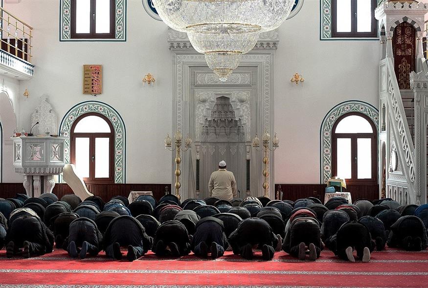 Προσευχή μουσουλμάνων σε τζαμί στο χωριό Σμήνθη της Ξάνθης (φωτογραφία αρχείου / Eurokinissi)