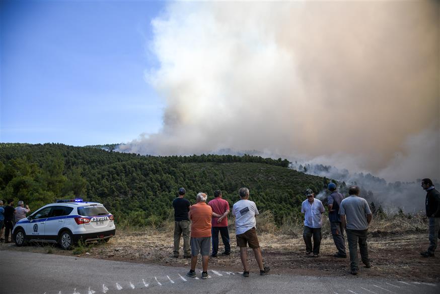Οι κάτοικοι βλέπουν το χωριό να παραδίνεται στις φλόγες