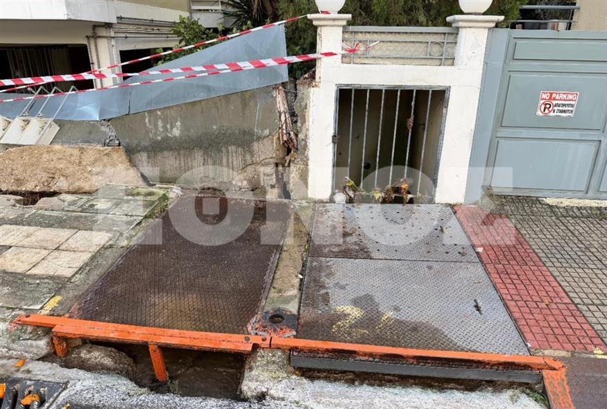 Έπεσε μάντρα πολυκατοικίας από τα ορμητικά νερά