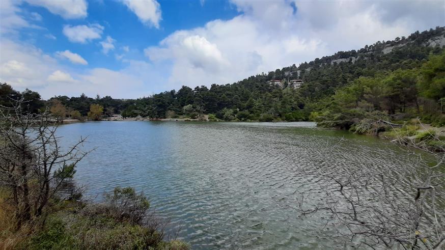 Η τεχνητή λίμνη Μπελέτσι στην Ιπποκράτειο Πολιτεία συγκεντρώνει το σαββατοκύριακα χιλιάδες επισκέπτες