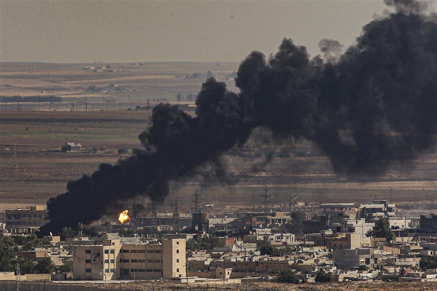 Πυκνοί καπνοί καλύπτουν το συριακό έδαφος (AP Photo/Emrah Gurel)
