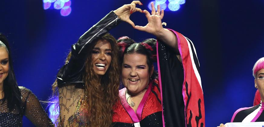 Η νικήτρια του διαγωνισμού της Eurovision στη Λισαβόνα Netta και η Ελένη Φουρέιρα (AP/Armando Franca)