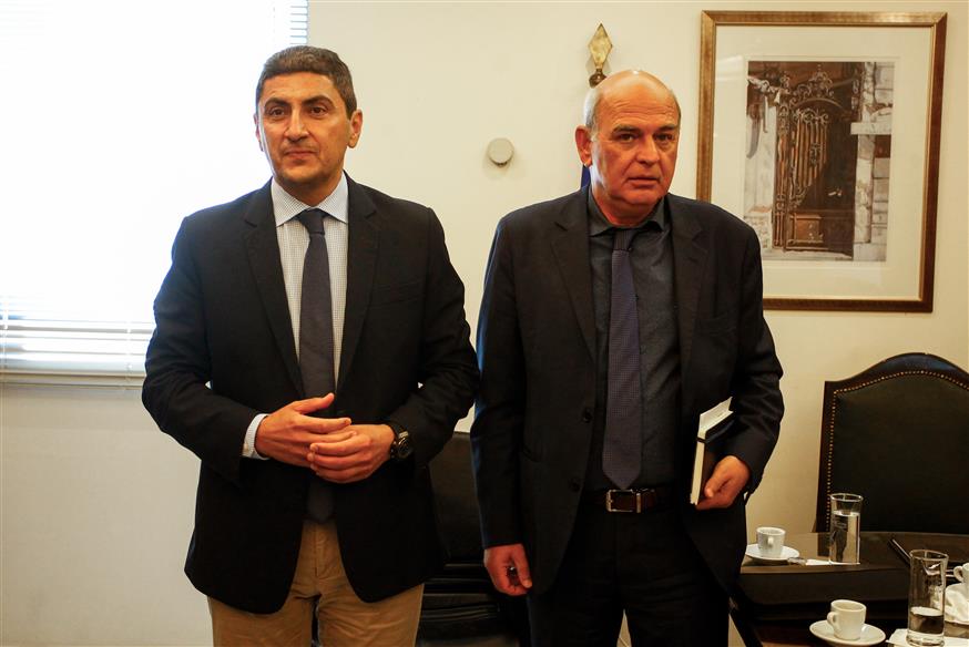 O υφυπουργός Πολiτισμού και Αθλητισμού Λ. Αυγενάκης με τον πρόεδρο της ΕΠΟ Ευ. Γραμμένο (copyright eurokinissi)