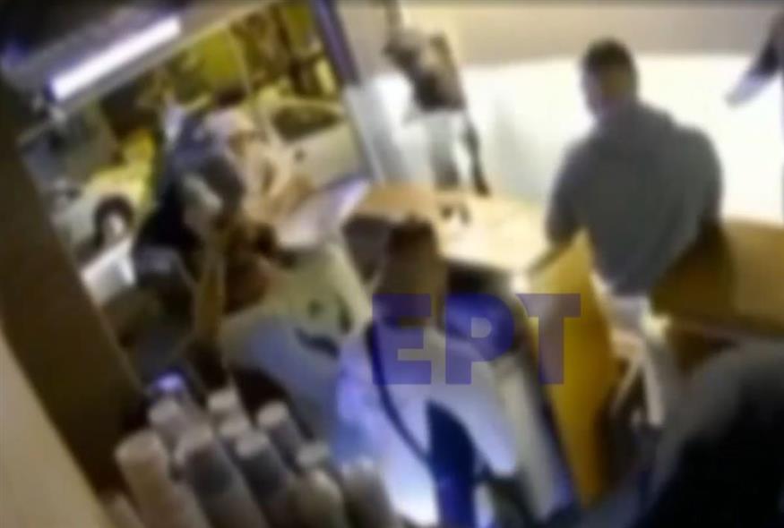 Χαμός σε καφετέρια στην Αθήνα: Άγρια επίθεση σε υπαλλήλους (Screenshot)