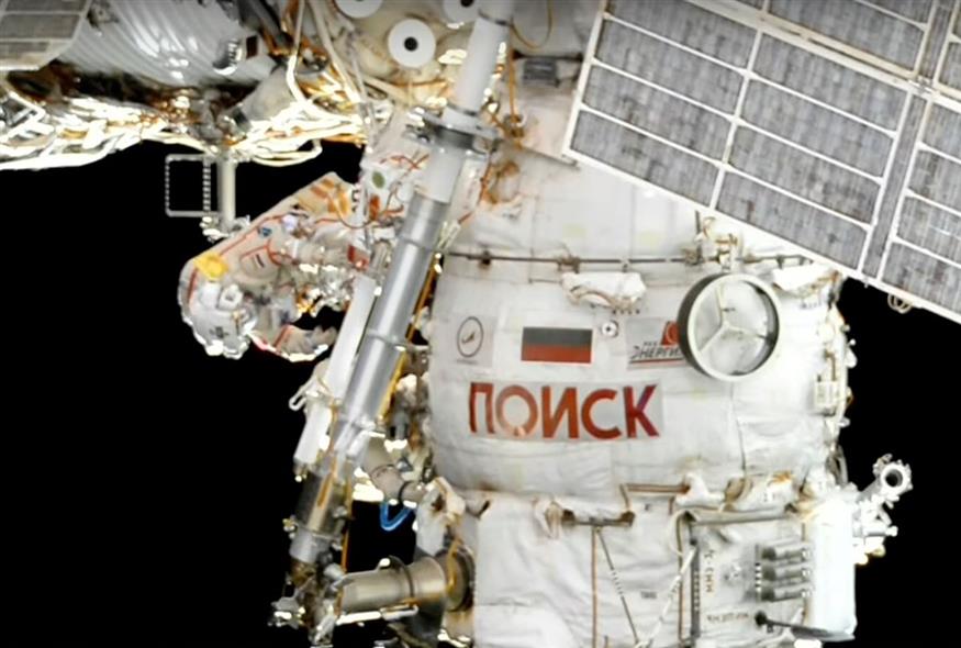 Ρώσος κοσμοναύτης κατά τη διάρκεια εργασιών στο Διεθνή Διαστημικό Σταθμό/Ap Photos