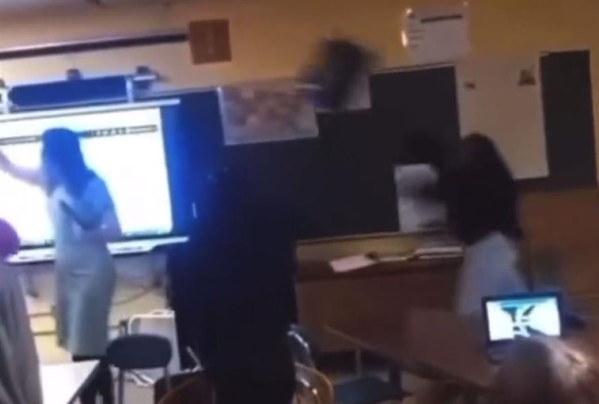 Μαθήτρια στις ΗΠΑ πέταξε καρέκλα στο κεφάλι καθηγήτριας (Video Capture)
