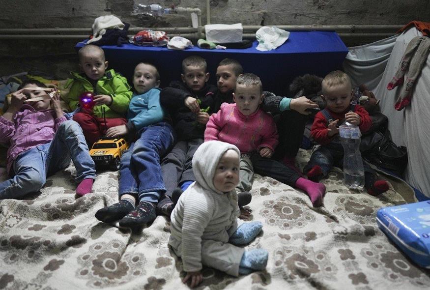 Παιδιά σε καταφύγιο της Μαριούπολης (Associated Press)