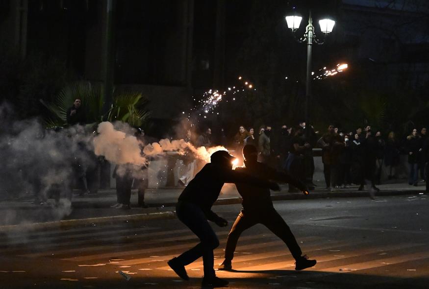 Επεισόδια στο Σύνταγμα μετά τη συγκέντρωση για τα Τέμπη (EUROKINISSI)