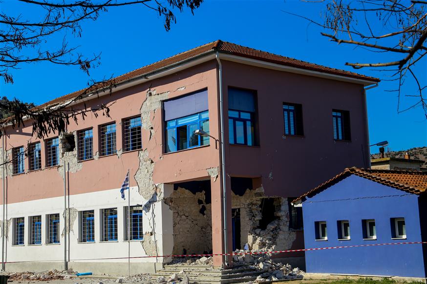 Το σχολείο στο Δαμάσι Τυρνάβου μετά τον σεισμό (copyright: Eurokinissi)