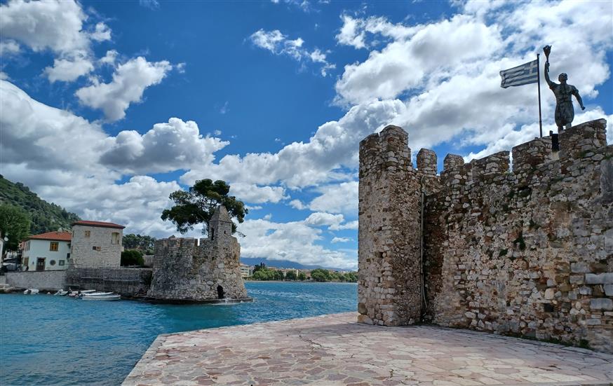 Το άγαλμα του Γιώργου Ανεμογιάννη στην είσοδο του λιμανιού της Ναυπάκτου | © Χριστίνα Τσαμουρά