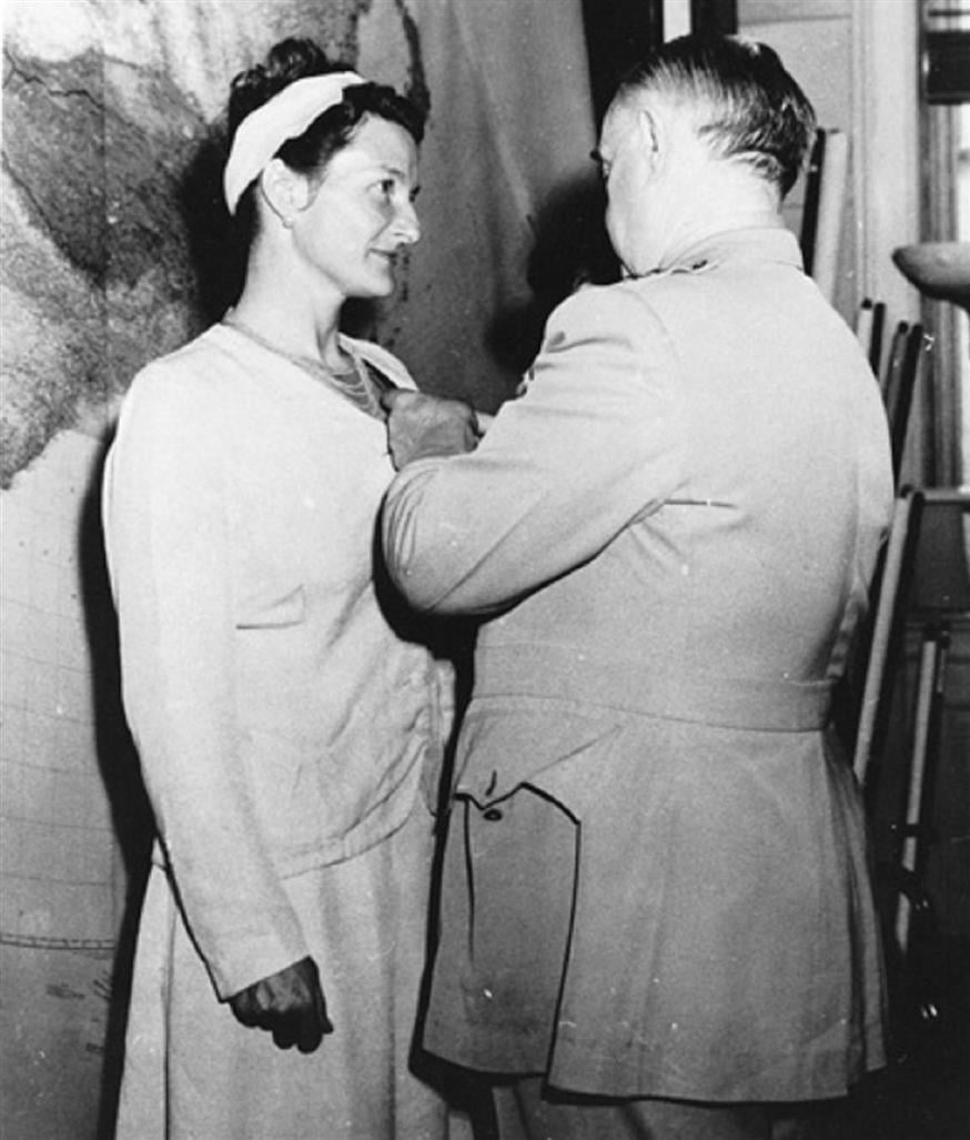 Παράσημο για τις υπηρεσίες της από τον στρατηγό Ντόνοβαν.