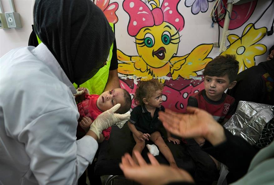 Τραυματισμένα παιδιά στη Γάζα (AP Photo/Adel Hana)