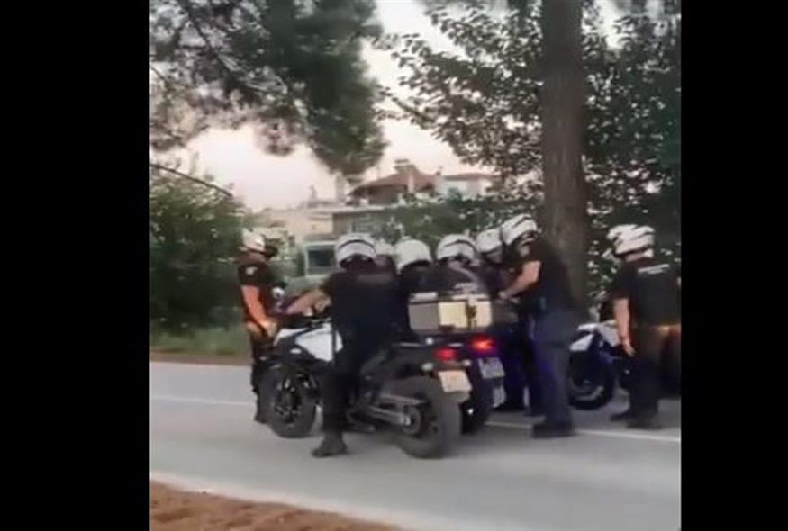 Εικόνα από το βίντεο με τους αστυνομικούς στη Λάρισα