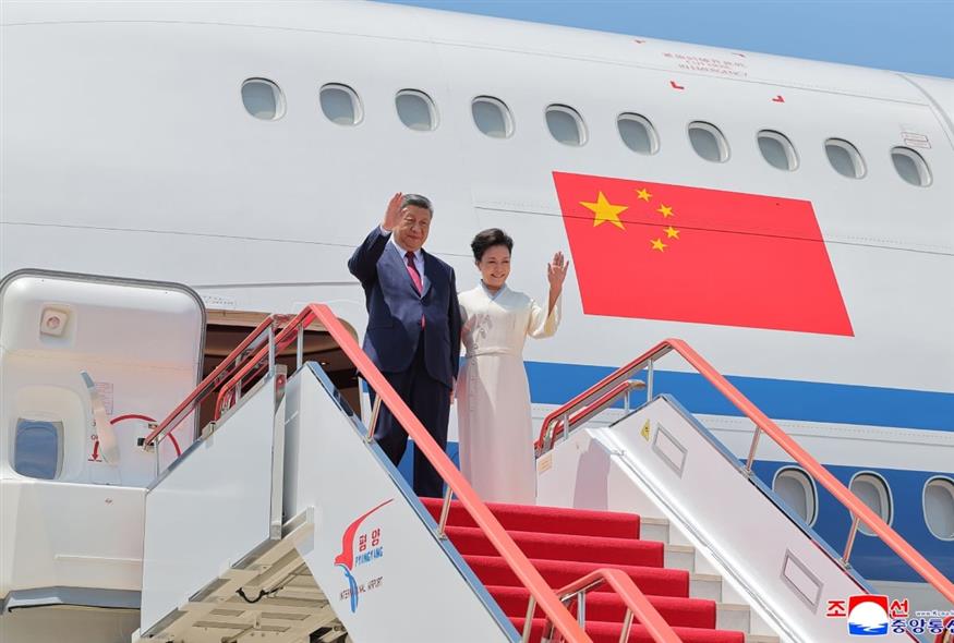 Σι Τζινπίνγκ - Πενγκ Λιγιουάν (KCNA via KNS via AP) Σι Τζινπίνγκ - Πενγκ Λιγιουάν (KCNA via KNS via AP)