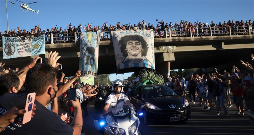 Χιλιάδες κόσμου στους δρόμους αποχαιρετούν τον... θεό τους Ντιέγκο Μαραντόνα (ΑP)